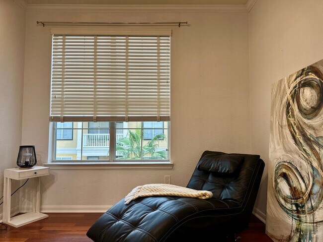 Building Photo - FULLY FURNISHED with King Bed-Pool View 1b...