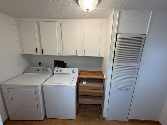 Building Photo - Pleasant Country Home Available Now!