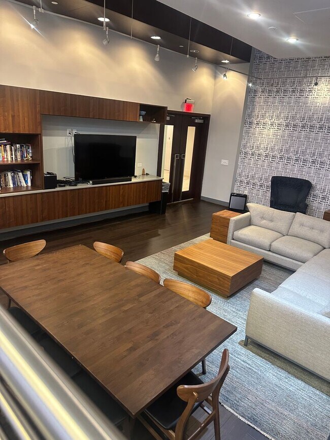 Building Photo - 1 Bedroom 1 Bath Condo Near Capitol Hill