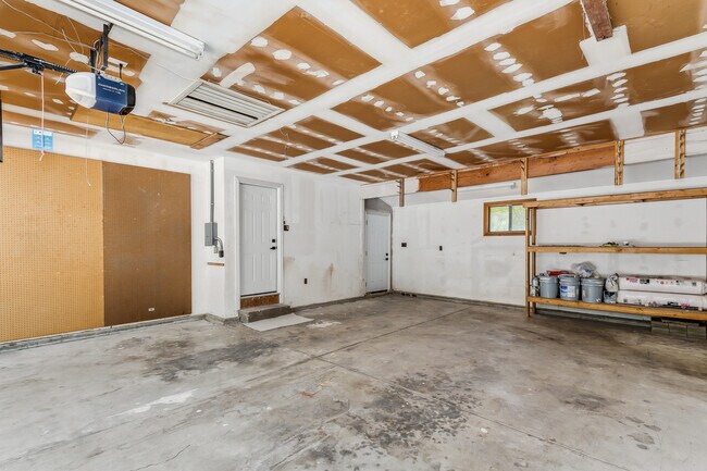 Building Photo - 2243 N Lynnwood Dr