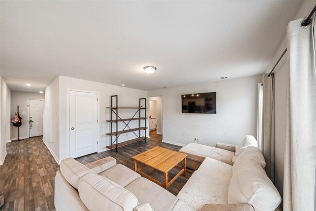 Building Photo - 2224 Cedar Vly Dr