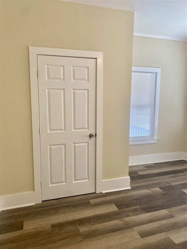 Building Photo - Restored 3 br 2 ba Craftsman style Home fo...
