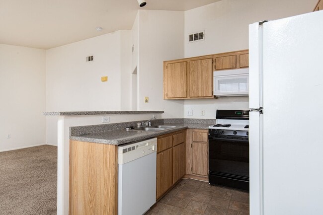 Building Photo - Upstairs 2 br unit in gated community with pool/spa/bbq area