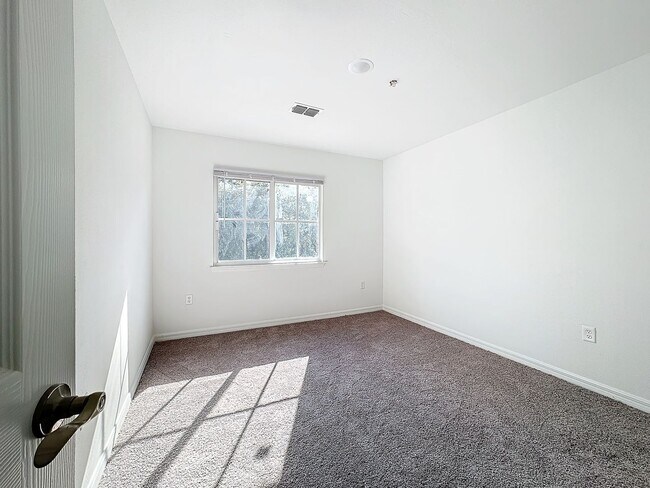 Building Photo - Townhouse For Lease in Saint Cloud