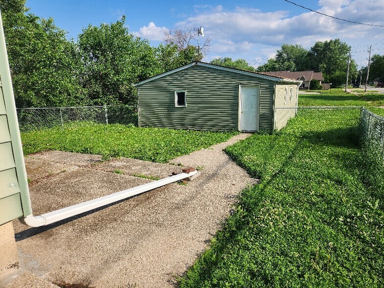 Building Photo - 600 NE 3rd St