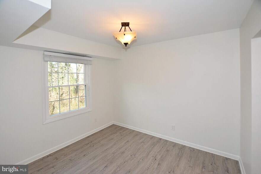 Building Photo - 3874 Lyndhurst Dr