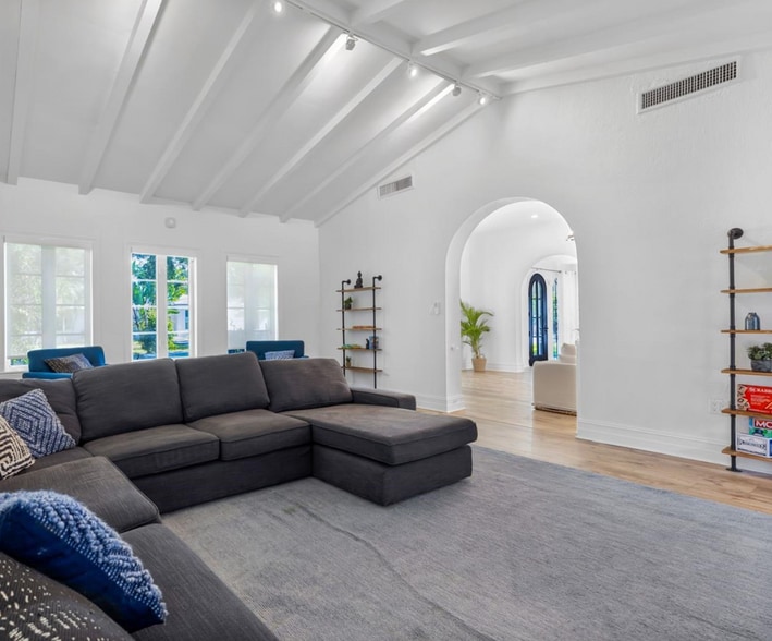 Building Photo - 113 NE 101st St