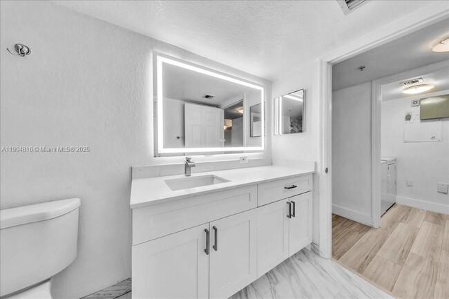 Building Photo - 2516 Centergate Dr