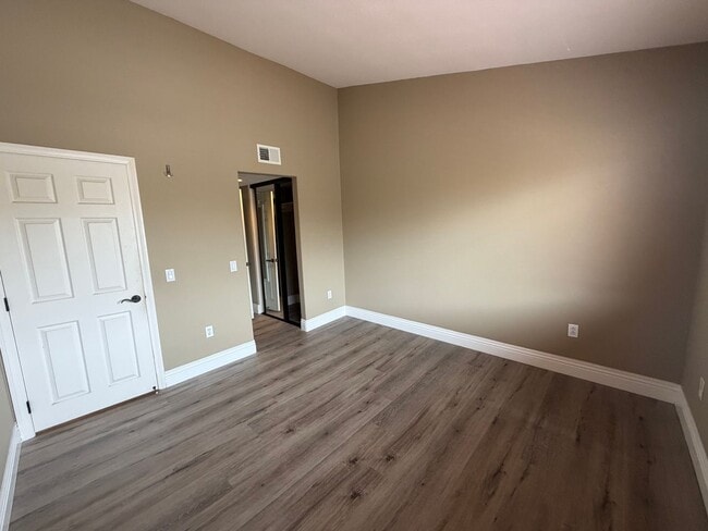 Building Photo - Spacious 2 Bedroom, 2.5 Bath Two-Story Townhome UTC