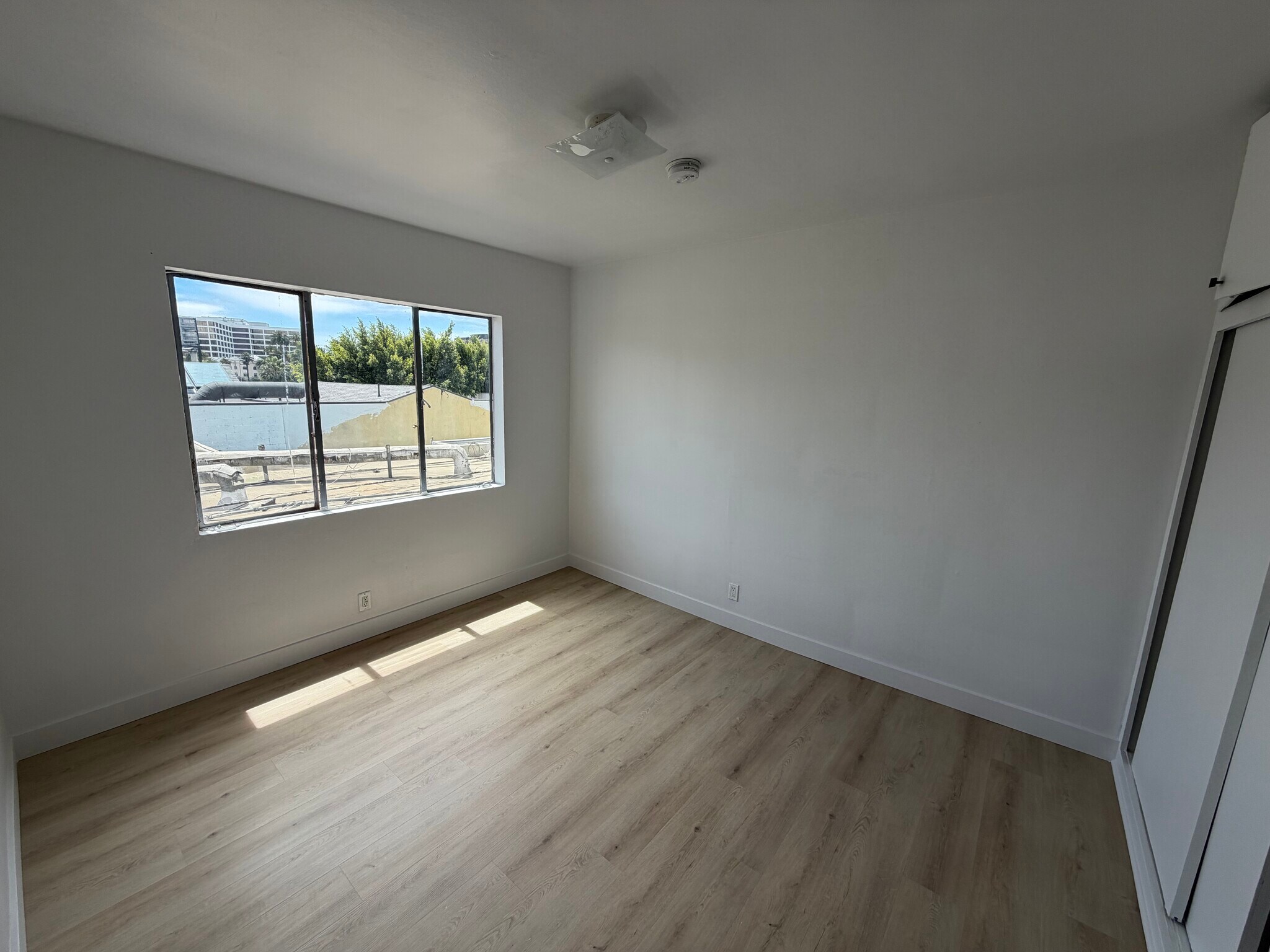 Building Photo - 478 S San Vicente Blvd