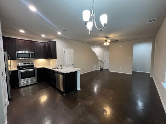 Building Photo - Luxury 3/2 Townhouse in Seguin, TX