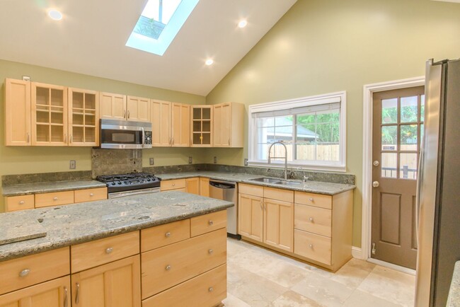 Building Photo - 3bd/1.75ba Seattle Home