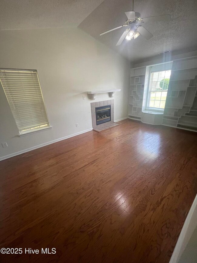Building Photo - 300 Pinegrove Ct