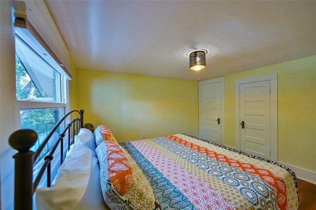 Building Photo - 2408 Hillview St