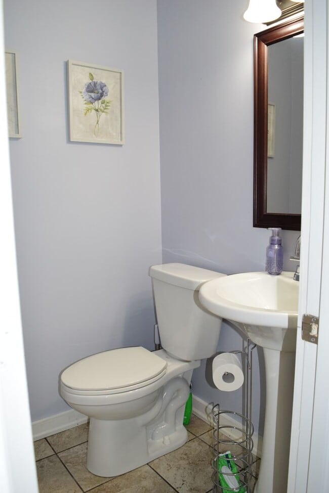 Building Photo - Great Bon Air Townhouse Convenient to ever...
