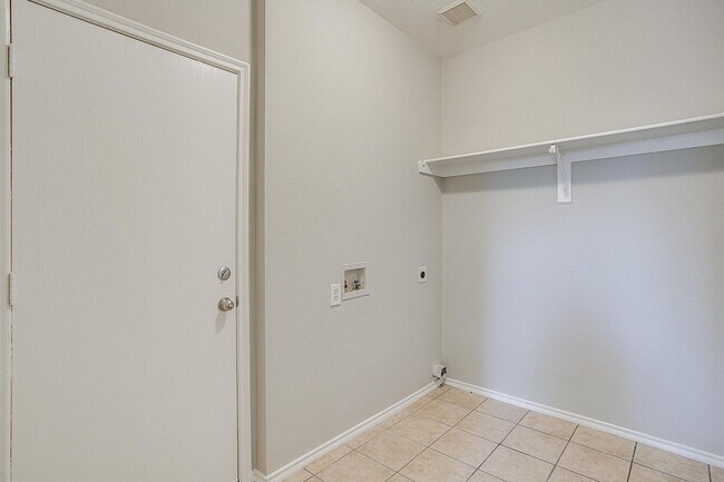 Building Photo - Large 4 Bedroom 3.5 Bathroom- Eagle Mounta...