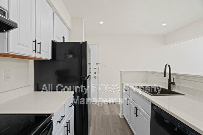 Building Photo - 1611 Carriage House Terrace