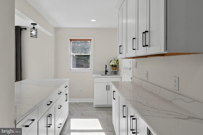 Building Photo - 6206 Hillview Ave