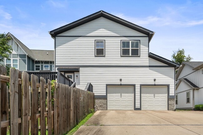 Building Photo - 2038 Straightway Ave