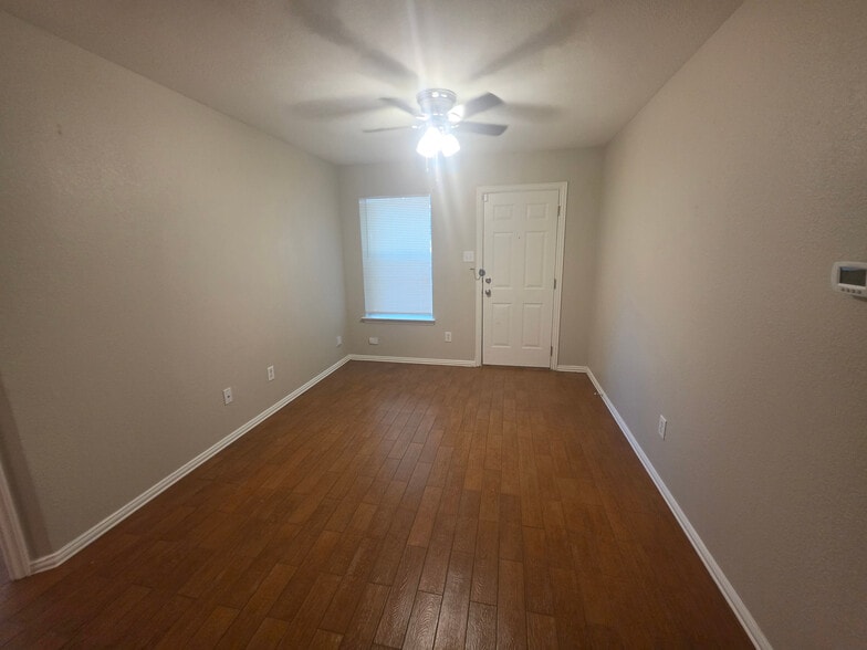 Building Photo - Room in Duplex on Arbor Ave