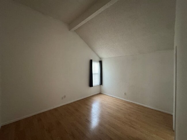 Building Photo - 3 bedroom, 2 bath 2 car garage home for re...