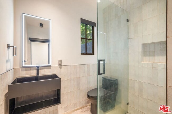 Building Photo - 1142 Poinsettia Dr