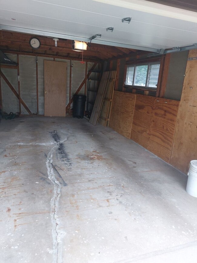 Building Photo - 3 Bedroom 1 1/2 bath brick ranch with 2 ca...