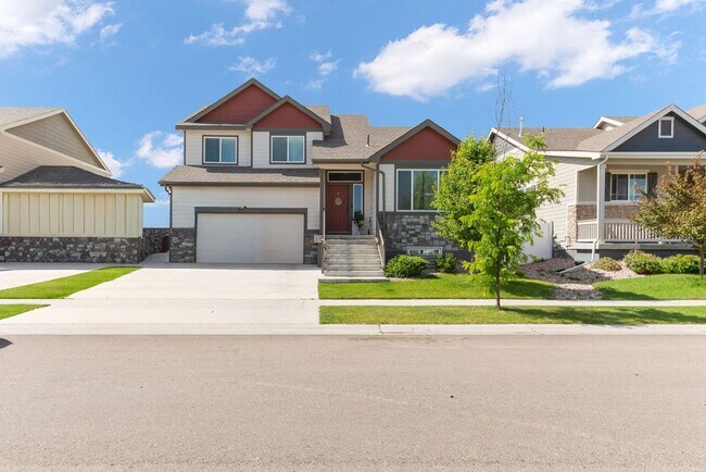 Building Photo - 3 Bedroom 2.1 Bath in West Greeley