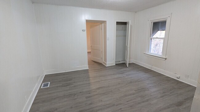 Building Photo - Charming 5-bedroom home located in the heart of Akron