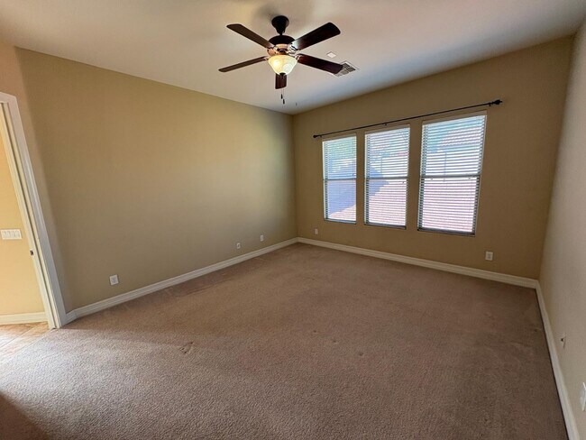 Building Photo - 15234 W Voltaire St