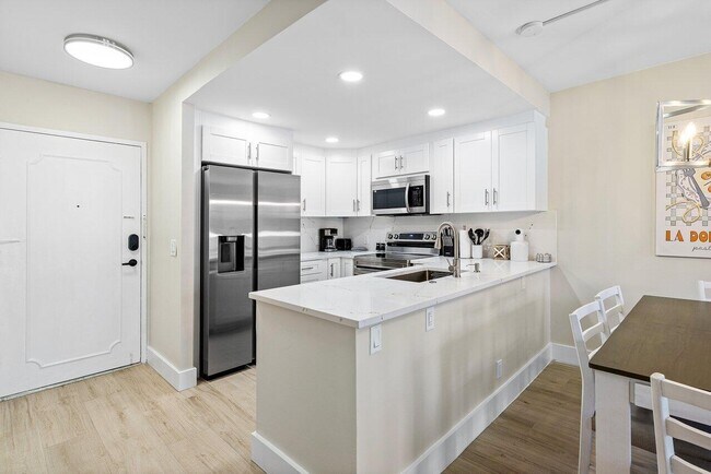 Building Photo - 550 Bayshore Dr
