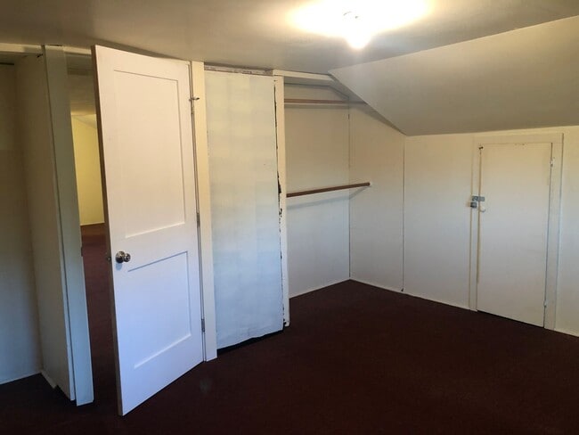 Building Photo - Large 4 bed/2 bath Farm House on River Rd. MOVE IN SPECIAL!