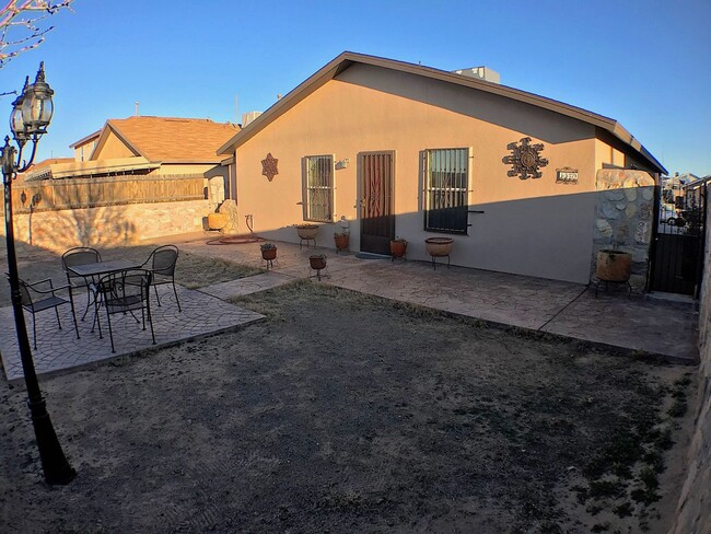 Building Photo - East El Paso 3bed/2bath Refrig A/C!