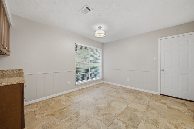 Building Photo - 16611 Ben Ledi Dr