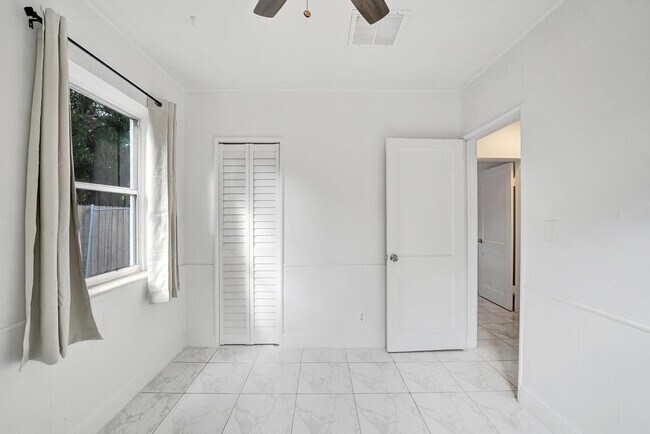 Building Photo - 1836 SW 9th Ave