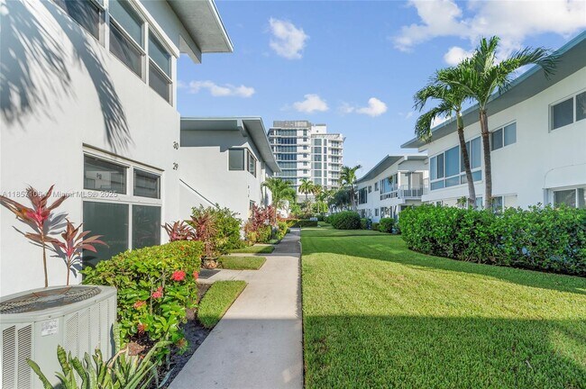 Building Photo - 425 Bayshore Dr