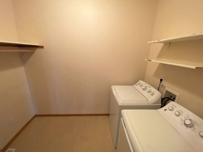 Building Photo - Large 3 Bed Home with Office, Fenced Yard,...