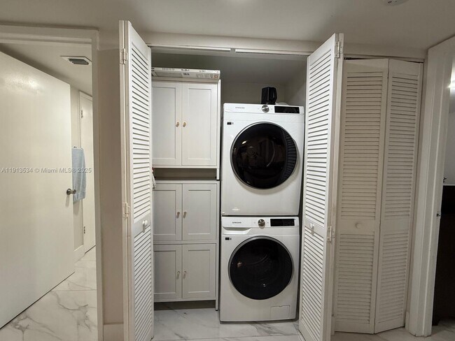 Building Photo - 9015 SW 125th Ave