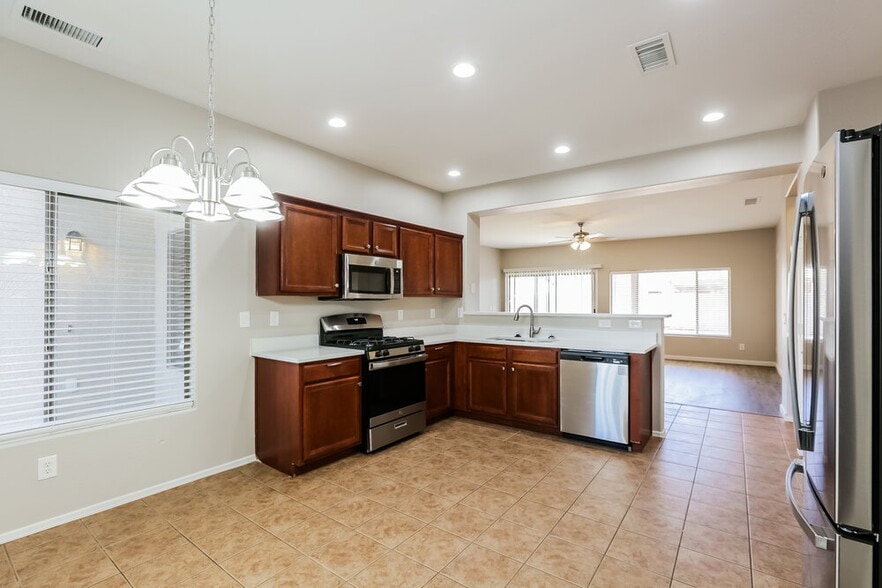 Building Photo - 5305 S 52nd Dr