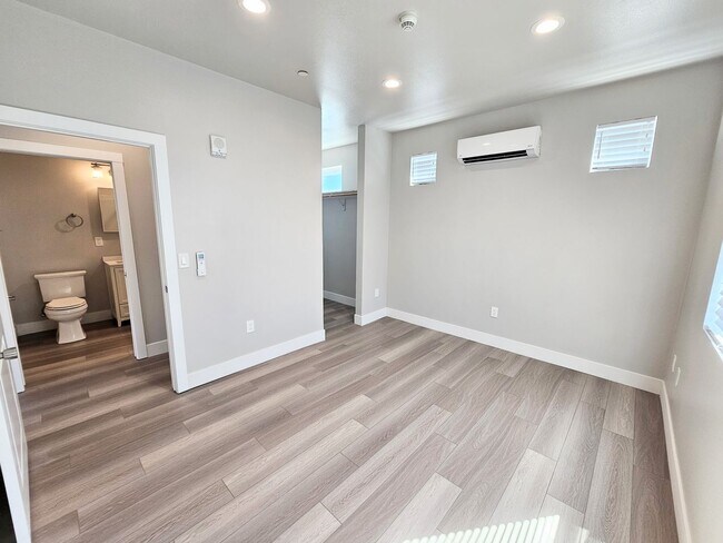 Building Photo - **Nearly new 1-Bedroom Midtown Apartment f...