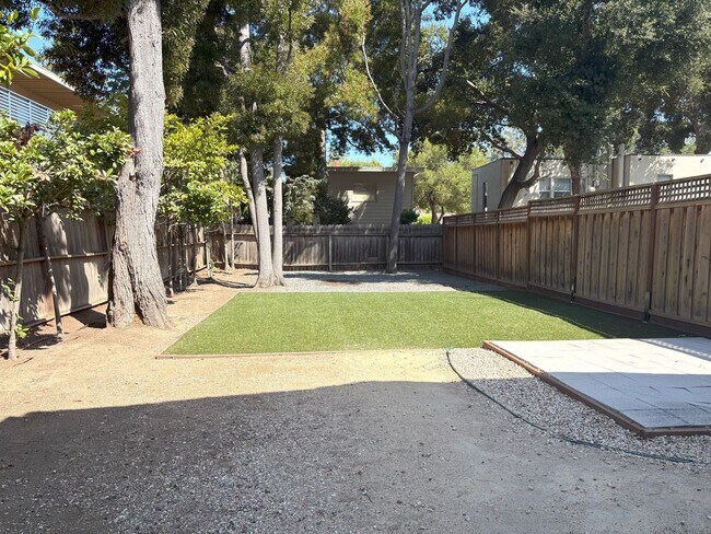 Building Photo - Beautifully Updated 2BR/2BA – Yard & Garage