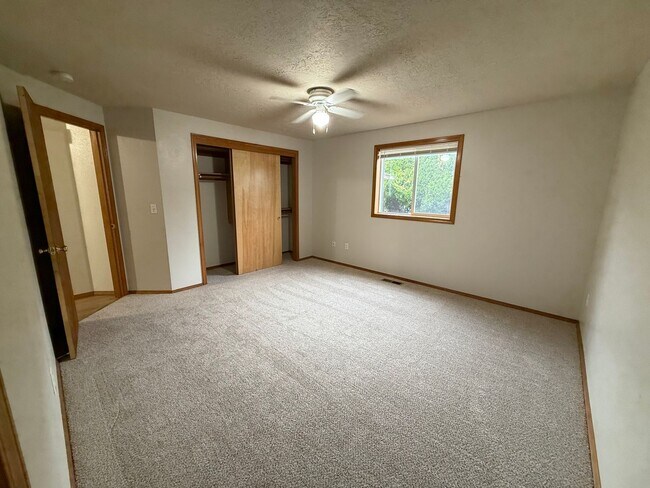 Building Photo - 3 Bedroom 1.5 Bath Home Fenced Yard, Shed ...