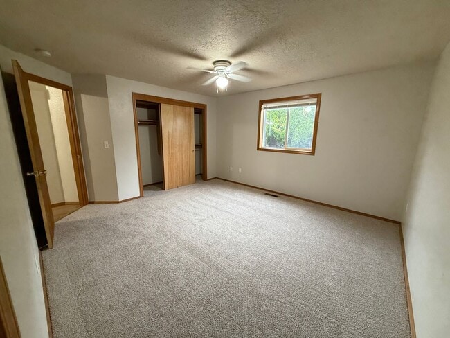 Building Photo - 3 Bedroom Single Story Home on Dead End St...