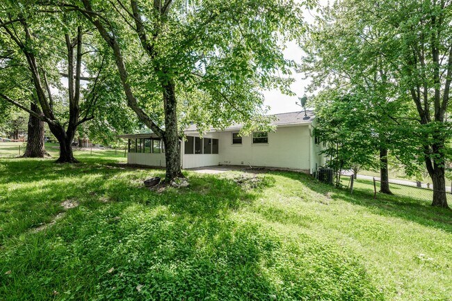Building Photo - Anderson - Updated and spacious 3 bed 2.5 ...