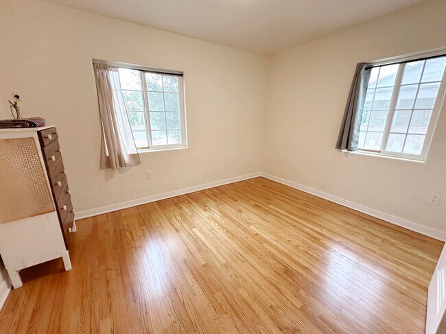 Building Photo - 801 Solano Dr NE
