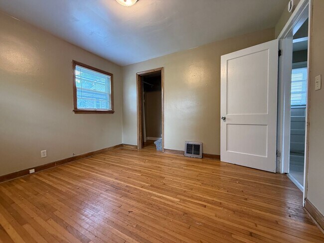 Building Photo - Great 2+ Bedroom Single Family Home off West 7th in St Paul