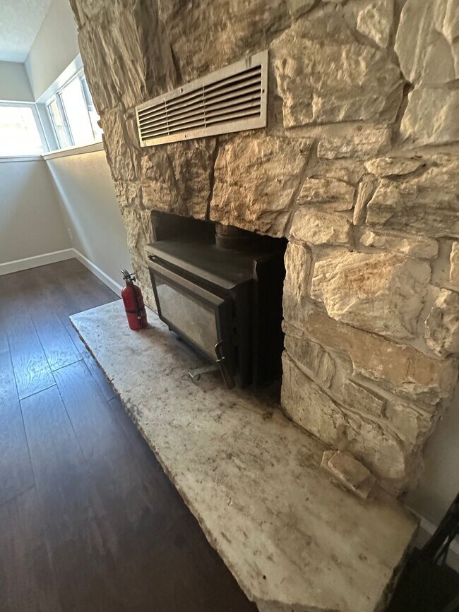 Building Photo - Beautifully Refreshed Home on Several Acre...