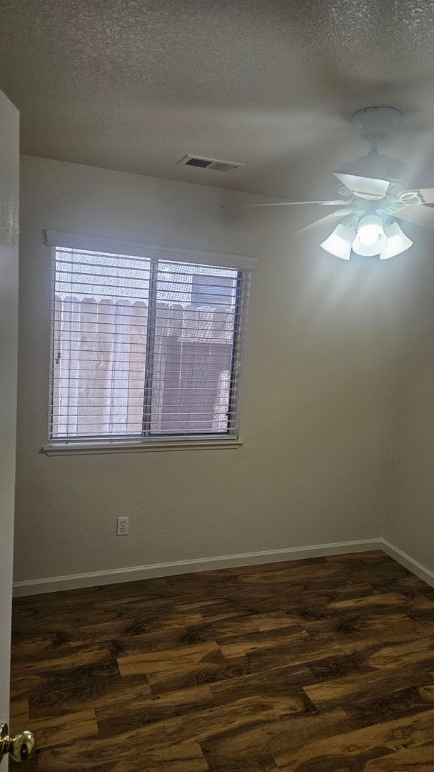 Building Photo - 4 Bedroom 2 bath Large home available Now!