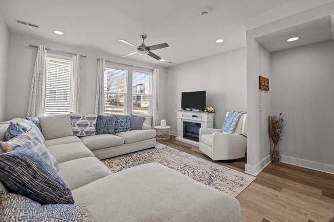 Building Photo - 644 W End Dr