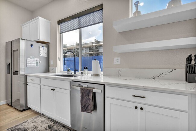 Building Photo - Fully Furnished Modern Townhome with utilities included and flexible lease options available